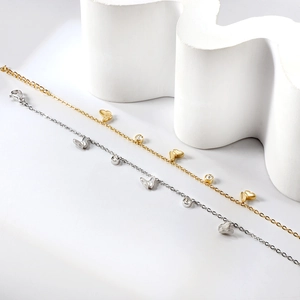 Détails des breloques cœur et pendentifs zircon sur bracelets chaînes or et argent