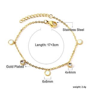 Détail du bracelet en acier doré avec breloques opale et zircon et dimensions précises