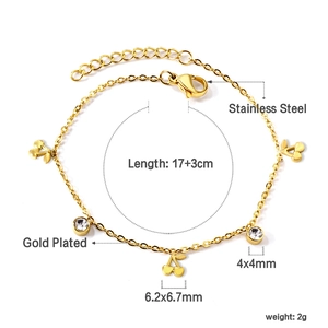 Détail du bracelet cerise en acier inoxydable plaqué or 18 carats avec zircons