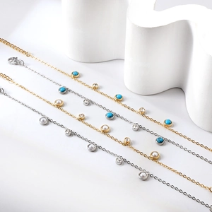 Vue macro de bracelets minimalistes en or et argent avec perles et pierres turquoises