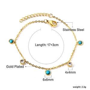 Détails d'un bracelet en acier inoxydable doré avec turquoise bleue et zircons