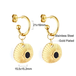 Detailed dimensions of gold-plated C-shaped earrings with black shell inlay on white background