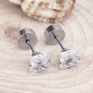 Vue macro de boucles d'oreilles carrées en oxyde de zirconium sur monture argentée