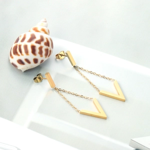Boucles d'oreilles géométriques plaqué or 18K avec pendentif en V et chaînettes