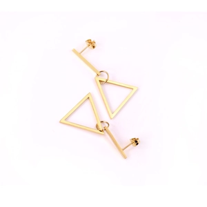Gros plan de boucles d'oreilles géométriques dorées avec barre horizontale et pendentif triangle