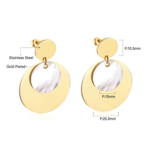 Détail de boucles d'oreilles géométriques plaquées or 18 carats avec nacre et dimensions