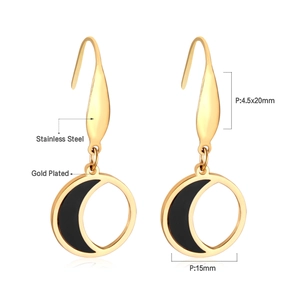 Détail de boucles d'oreilles en acier inoxydable doré avec insert de lune