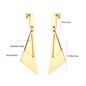 Détail de boucles d'oreilles géométriques en acier plaqué or avec pendentif triangle