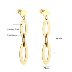 Détail de boucles d'oreilles pendantes en acier inoxydable plaqué or 18 carats de 62 mm