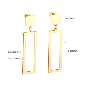 Détail de boucles d'oreilles géométriques en acier doré avec pendentif rectangle