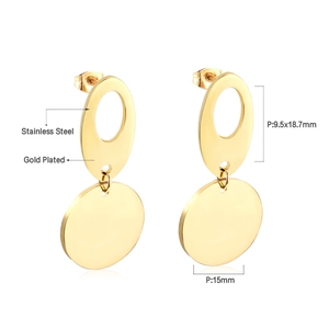 Détail des boucles d'oreilles géométriques en acier plaqué or 18K avec dimensions