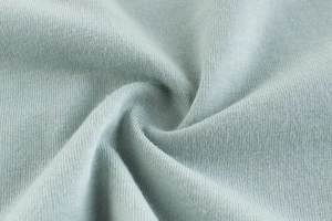 Détail macro du tissu en maille bleu clair montrant la texture douce et les points fins