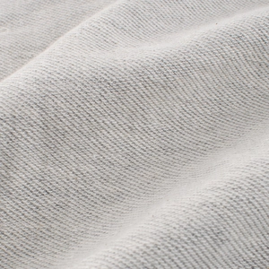 Nahaufnahme von hellgrauem, schwerem Twill-Stoff für hochwertige Kinderbekleidung-Sets