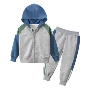 Kinder Sportanzug mit Kapuze in Grau und Marineblau mit grünen Kontraststreifen-Details
