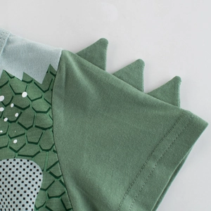 T-shirt dinosaure enfant en coton vert avec design créatif de nageoires 3D sur manche