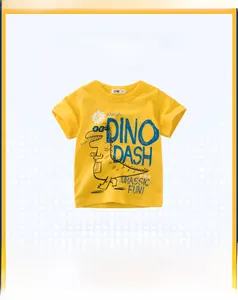 Détail d'un t-shirt en coton jaune avec imprimé dinosaure bleu et col rond côtelé