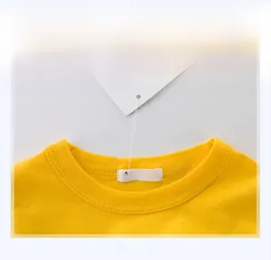 Gros plan d'un t-shirt jaune pour enfant avec col rond côtelé et texture en coton doux et confortable