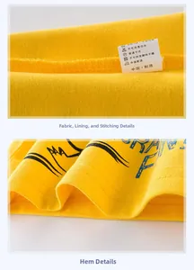 Détail d'un t-shirt jaune pour enfant montrant les coutures et la texture du tissu