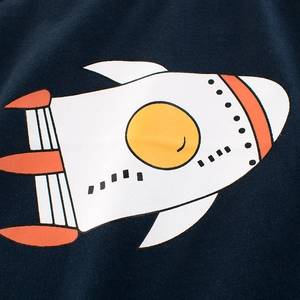Ärmelloses Jungen-Top in Dunkelblau mit einem Cartoon-Raketen-Grafikdruck aus Baumwolle