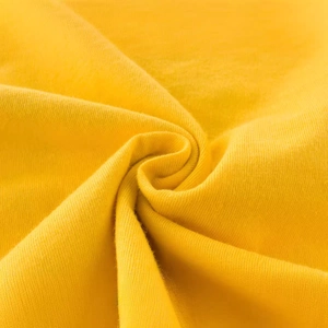 Gros plan sur le tissu en maille de coton jaune doux pour t-shirt d'été enfant