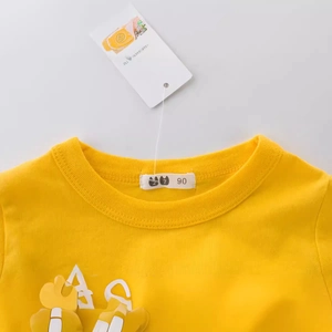 T-shirt jaune en coton pour enfant avec col rond et motif de lettres imprimées