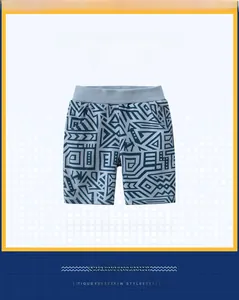 Détail du short pour enfants avec imprimé géométrique bleu et taille élastique grise
