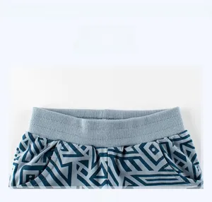 Détail du short pour garçon avec taille élastique côtelée et motifs géométriques