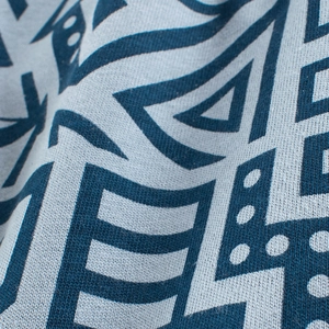Gros plan de short en tricot gris pour garçon avec motifs géométriques bleu marine