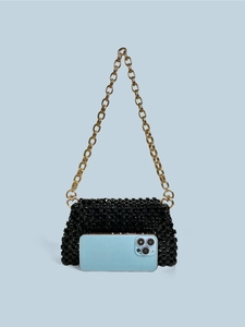 Handgefertigte schwarze Perlentruhe-Tasche mit goldener Kette und Pyramiden-Stud-Struktur