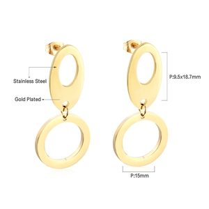 Détail des boucles d'oreilles géométriques en acier inoxydable plaqué or 18 carats