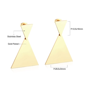 Vue détaillée de grandes boucles d'oreilles triangles avec dimensions et plaqué or