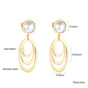 Detail of gold-plated stainless steel earrings with white pearls and oval hoop fringes
