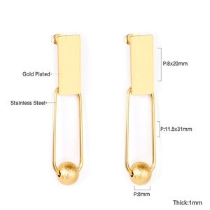 Vue détaillée des boucles d'oreilles géométriques en acier doré avec dimensions précises
