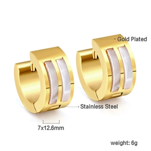 Détail de boucles d'oreilles en acier doré avec incrustation de nacre, taille 7x12,6 mm