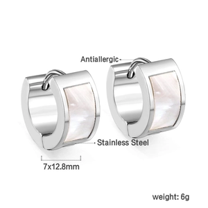 Vue détaillée des boucles d'oreilles 7x12,8mm en acier inoxydable et nacre blanche