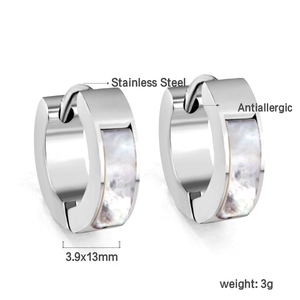 Gros plan sur les boucles d'oreilles en acier inoxydable avec incrustation de nacre et mesures