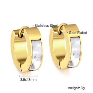 Détail de boucles d'oreilles en acier plaqué or avec incrustation coquille, 13mm de diamètre