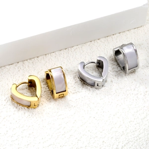 Détail de boucles d'oreilles cœur en acier inoxydable avec incrustations de nacre