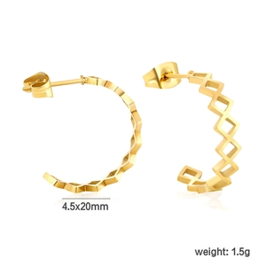 Macro detail of 18k gold plated C-shaped geometric hollow earrings 4.5x20mm