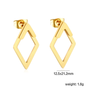Detail view of gold heart geometric earrings with dimensions 12.5x21.2mm and weight 1.8g