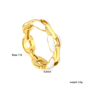 Détail d'une bague chaîne ajourée de 6,5 mm avec émail blanc et placage en or 18K