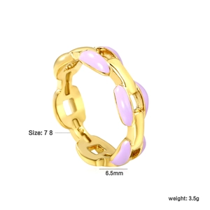 Détail de la bague chaîne plaquée or 18 carats avec émail violet et spécifications