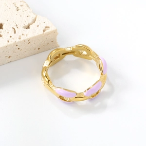 Détail d'une bague plaquée or 18 carats avec émail violet et design ajouré en cœur