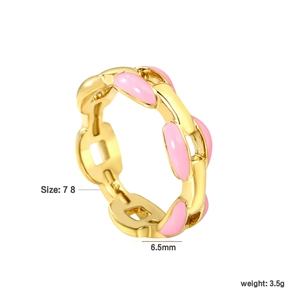 Détail de la bague chaîne plaquée or 18K avec émail rose et largeur de 6,5 mm