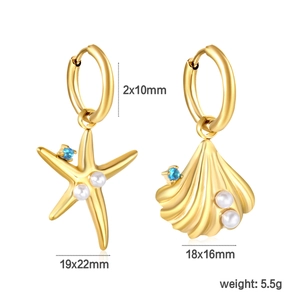 Boucles d'oreilles asymétriques plaquées or 18 carats avec étoile de mer et coquillage