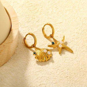 Boucles d'oreilles asymétriques étoile de mer et coquillage plaquées or 18 carats