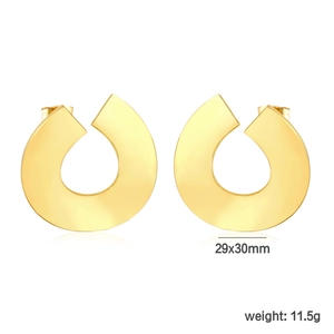 Vue détaillée de boucles d'oreilles carrées irrégulières dorées de 29x30mm et 11,5g