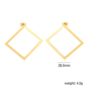 Vue détaillée des boucles d'oreilles carrées dorées de 29,3mm et d'un poids de 4,3g