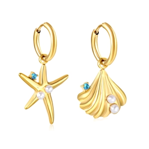 Boucles d'oreilles asymétriques plaquées or 18k étoile de mer et coquillage et perles