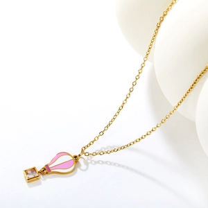 Collana dorata alla moda con pendente a mongolfiera in smalto rosa e zircone a taglio quadrato